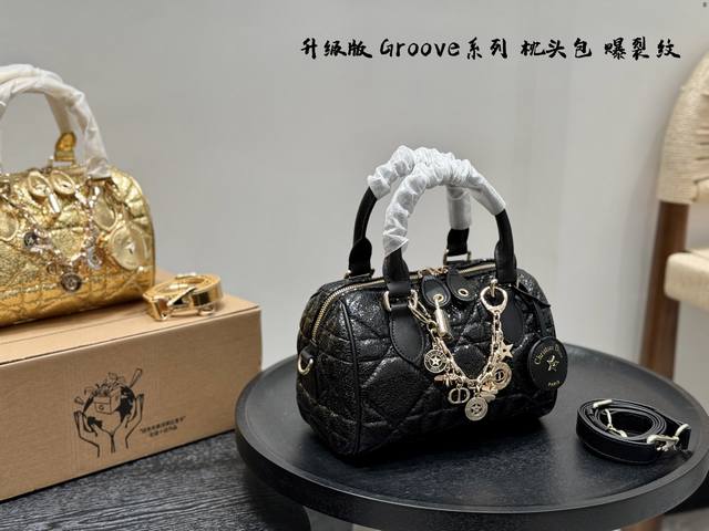 礼盒包装 搭配重工链条！ Dior迪奥爆裂纹Groove枕头这么好看的枕头包，钢铁直女都得心动吧牛仔色是时尚界鼻祖，时尚达人的心头好枕头包大家都知道 能装，耐造