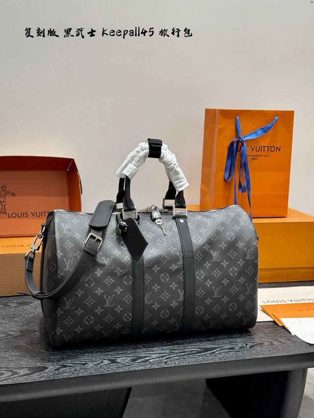 复刻版 黑花旅行包 牛皮 超酷中Lv Keepall黑武士旅行袋 Lvkeepall 出差旅行最常用的一只包 这是超酷的一只包 可以做健身包,也可做旅行袋 容量 复刻版 黑花旅行包 牛皮 超酷中Lv Keepall黑武士旅行袋 Lvkeepall 出差旅行最常用的一只包 这是超酷的一只包 可以做健身包,也可做旅行袋 容量