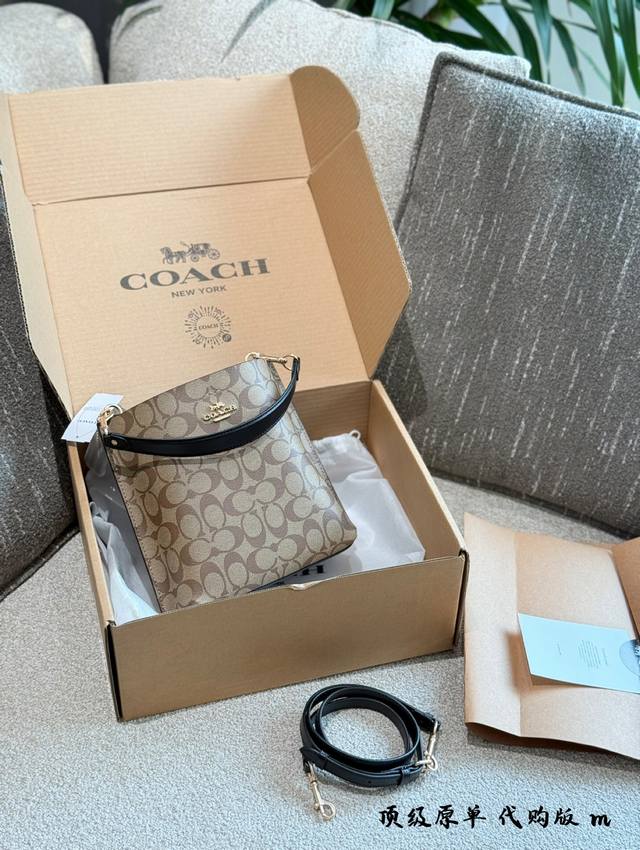 Coach 小号 Mollie Bucket奶茶色水桶包 Mollie Bucket Bag小号水桶包来啦大大大 经典水的桶包型继承Mollie的经典浅卡其老花