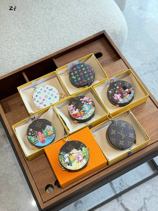 薇薇安Vivi系列圆形零钱包 Lustre Vivienne Funfair Xmas包饰与钥匙扣零钱包挂件章圆形零钱包挂件 章可爱的吉祥物置身于游乐场阳物件由