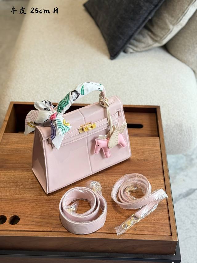 Hermes爱马仕 Padde D我来自Hermes大家族.我的名字叫Padded.大家都爱叫我屁股包哈哈哈.我身材是25尺寸的小宝贝哦我出生于B年.皮肤是Sw