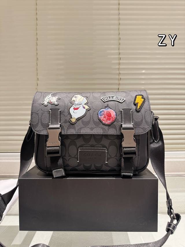 牛皮版本 蔻驰Coach 新品 经典Track邮差包 迪士尼联名 Disney 经典女角色徽章 经典鹅卵石纹牛皮 +Signture C帆布涂层 美人鱼中的传奇