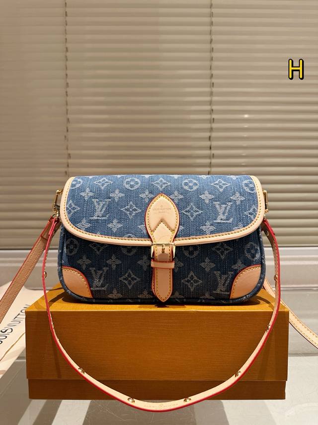 原版布 牛仔 Lv Louis Vuitton ｜牛仔Diane法棍包 Lv法棍Diane绝绝子 上身复古又舒服 设计灵感来自于中古包Sologne 两条肩带