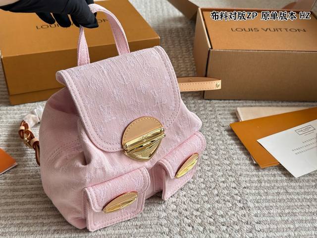 原单版 尺寸： 20*20Cm Lv 丹宁牛仔双肩包 顶级原单 配礼盒 原版面料 配头层牛皮 这种牛仔材质不怕刮蹭 就喜欢那种微微褪色的做旧感 手感很舒适 自重