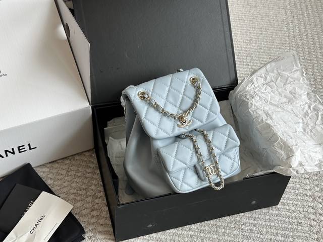 羊皮 配盒 Size：18*20Cm 小香家 Duma 双肩包 包包质感超好！ 淡金色金属！羊皮！ 本季最可爱的双肩包 单肩 双肩手提