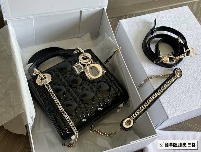 配盒 原单版 漆皮 Size:17Cm 3格 Lady 返场! D家戴妃,超级养眼哦! 高端品质,随意对比细节, ..不要太上头哦亲! 配盒 原单版 漆皮 Size:17Cm 3格 Lady 返场! D家戴妃,超级养眼哦! 高端品质,随意对比细节, ..不要太上头哦亲!