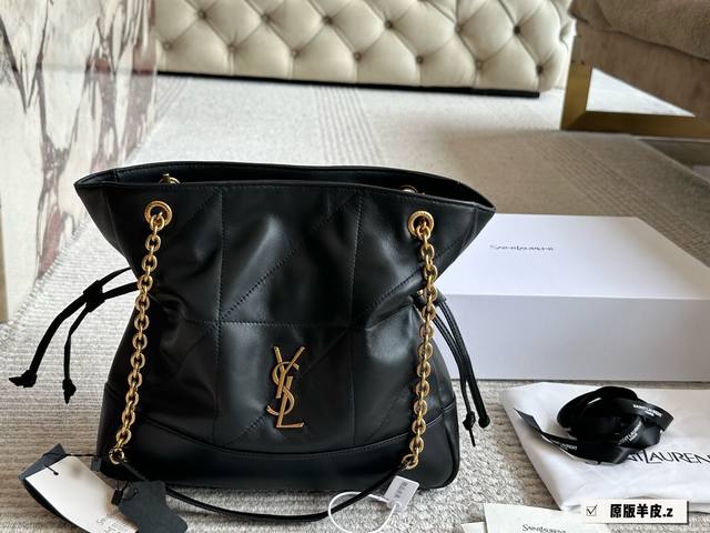 原单羊皮 Ysl抽绳托特包 福袋包出了小号哦 它的托特包型包身+顶级羊皮塑造的软糯手感，自带恰到好处的垂坠感 又能装，又能凹造型，-箭双雕自重超轻，除了链条和底