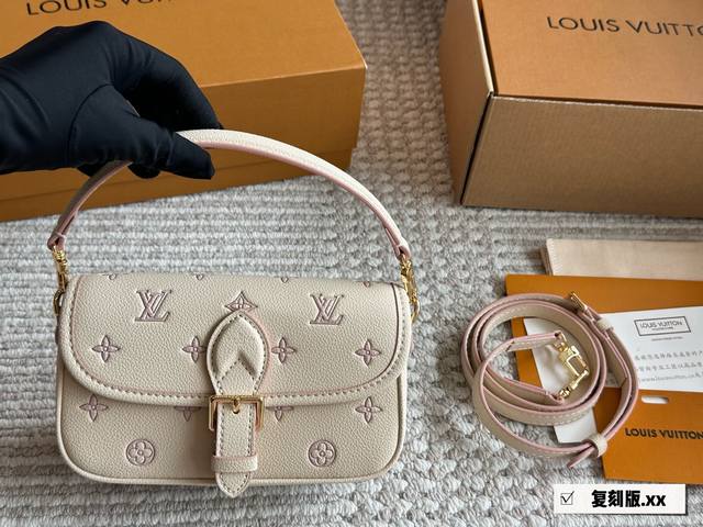 Lv 草莓蛋糕法棍Nano 一只路易威登Nano法棍 可爱的像一块草莓蛋糕 斜挎腋下都句，甜美风格~ 超正超嫩的颜色，实在太可爱啦，甜美一-定要入 图片全套包装