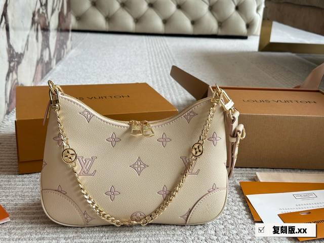 配盒 高订版 Size：29*16Cm L家 白草莓奶油牛角包 奶油白配着星星点点的草莓酱属于夏天的颜色 活泼又可爱！ 两根肩带斜挎单肩都可以 主要是这个颜色你