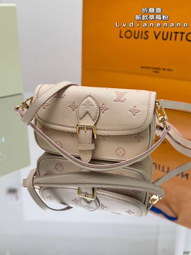 折叠盒 新款草莓粉 夏天了真的很适合浅色系的包包！！ Lv Diane Nano 新款迷你法棍包 上身不会让人失望的好看太值了 包低调又不失个性 使用频率会很高