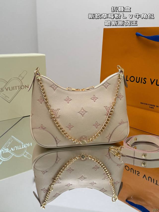 折叠盒 新款草莓粉Lv牛角包 最新断货王，听我的一定要入，已经帮你们去对比过了， 直接省了一万多的最新牛货！柜上最新款，最最最好看的新款牛角包！！ ！ 包型中等