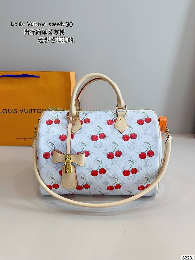 Lv Speedy 联名枕头包 Logo超级耐看 质感气质拉满 大气，休闲百搭，也是我入手主要原因，搭配小羊皮软嫩软嫩的材质，总之是可以驾驭通勤、休闲各种风格的