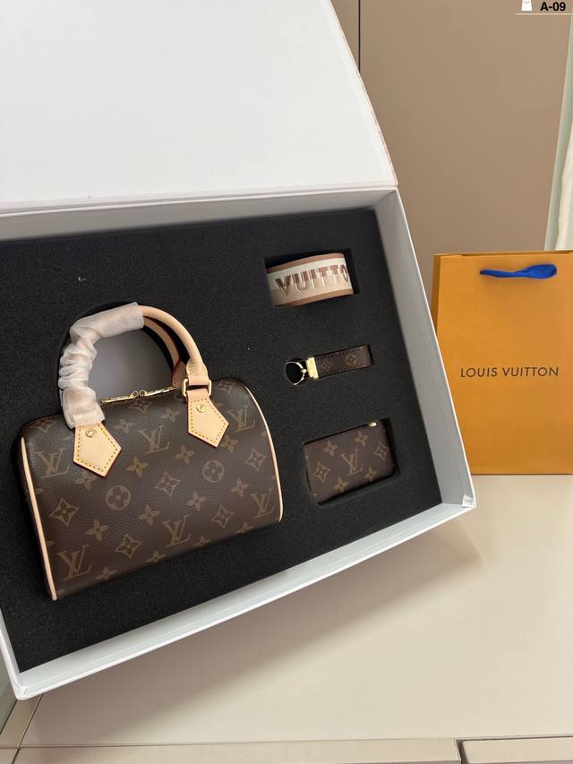 Lv路易威登枕头套盒 肩带+挂件+零钱包 A-09尺寸20×15折叠盒 Lv路易威登枕头套盒 肩带+挂件+零钱包 A-09尺寸20×15折叠盒