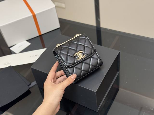 配盒 Size ：11*11Cm 香奈儿迷你小废包 Woc 品质很不错！ 包包系列非常到位！