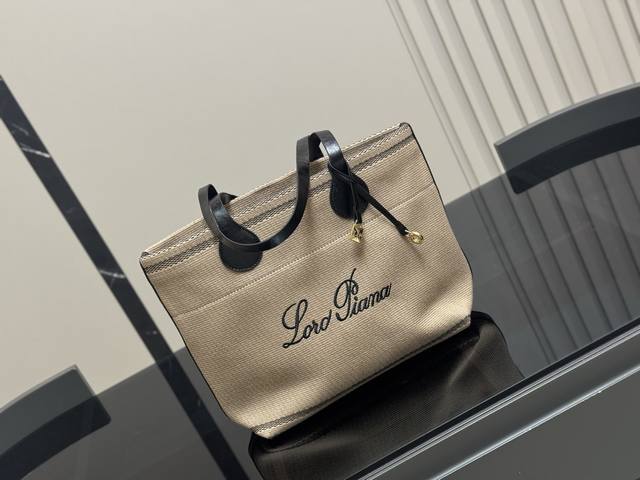 Loro Piana又出新包，唐嫣吴千语都在背 董洁、马思纯、梅婷、宋佳、万茜、邬君梅、张雪迎、张钧甯，唐嫣、吴千语，好多女明星们最新街拍都在背 这支全新的Ex