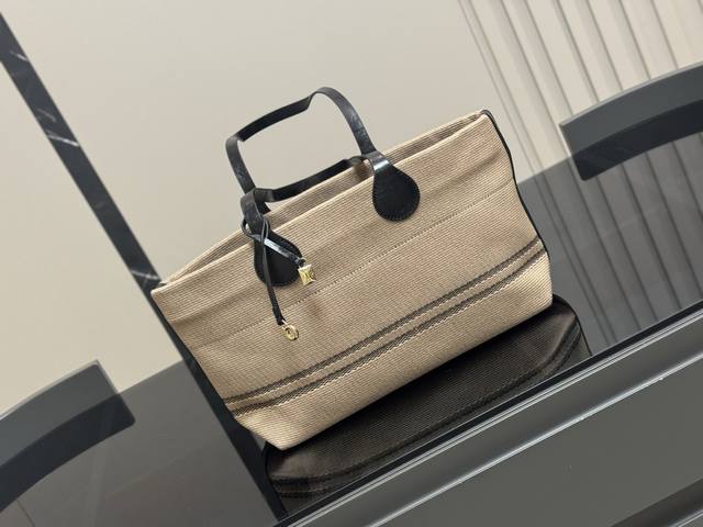 Loro Piana又出新包，唐嫣吴千语都在背 董洁、马思纯、梅婷、宋佳、万茜、邬君梅、张雪迎、张钧甯，唐嫣、吴千语，好多女明星们最新街拍都在背 这支全新的Ex