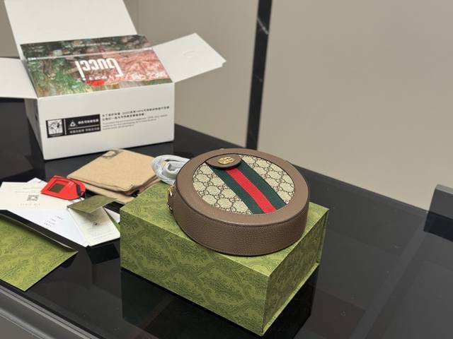 折叠盒飞机盒 古奇 圆饼包!! 升级版! 说实话我很喜欢这款包包,简约复古大气, 这样的包包最是经典, 不会过时, 尺寸:19*19Cm 折叠盒飞机盒 古奇 圆饼包!! 升级版! 说实话我很喜欢这款包包,简约复古大气, 这样的包包最是经典, 不会过时, 尺寸:19*19Cm