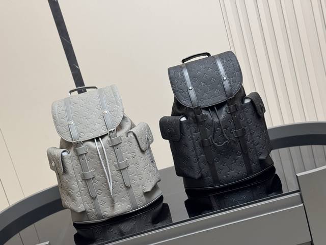 Lv 双肩包 经典面料 手感超级Nice 沉稳大方！ 你不会选错的！ 尺寸：33*43