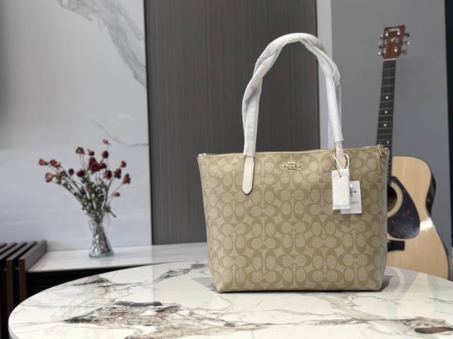 蔻驰新品Fiona Zip Totei的的 蔻驰新品来啦这包设计太精彩出之前很多找拉链款托特包的集美可以看过来了 O +细节到位，每个拉链都顺滑得不行~安全感满