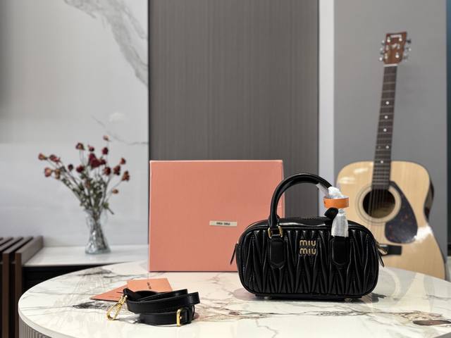 升级版配盒 Size:23*12Cm Miumiu保龄球 新尺寸很难不爱啊啊!这个尺寸很难不动心哦!可手拎也可斜挎容量足足的~~ 出场就是Miumiu小公主 升级版配盒 Size:23*12Cm Miumiu保龄球 新尺寸很难不爱啊啊!这个尺寸很难不动心哦!可手拎也可斜挎容量足足的~~ 出场就是Miumiu小公主