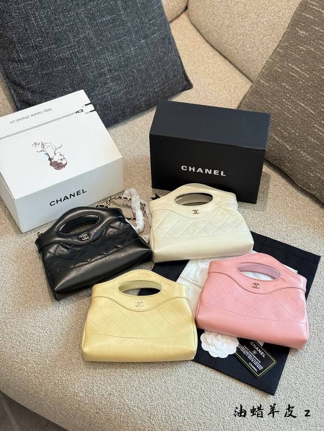 背上好看 Chanel 31Bag Nano31Bag又又又复刻吗啦 24C强势回归，绝对是这一季Z靓的包 而且Nano根本没有想象的这么小当 油蜡皮的设计也没