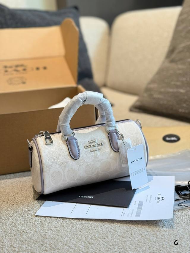 Coach蔻驰Lacey经典标志笔筒包 此款包采用的是人造革配牛皮革 顶部拉链开合织物衬里 垂直长度6.5Cm手柄 垂直长度59Cm可调节肩带可用于肩背或斜挎
