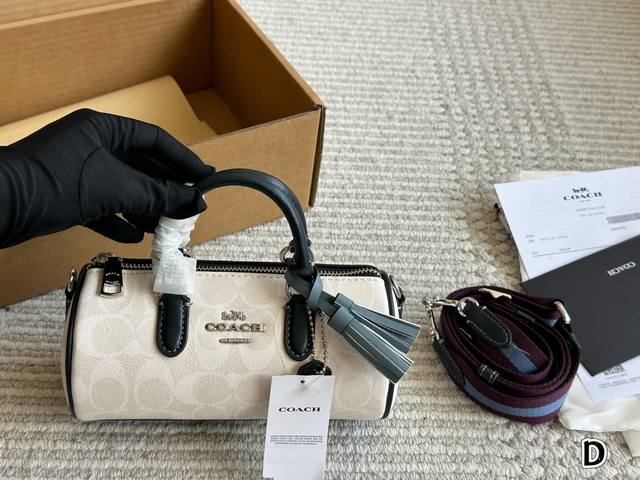 牛皮版本 Coach 新上 Lacey 笔筒包 姒蔻驰笔筒包来啦 Coach Lacey Crossbody 复古小圆筒造型，搭配学院风条纹肩带~ 复古潮流即视