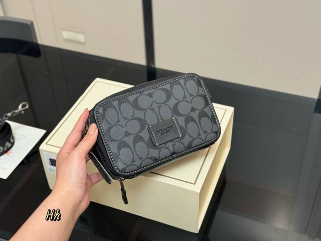 配盒 Size：19*12Cm 蔻驰新款男士相机包 小巧酷帅的Beck Crossbody 日常通勤完全没问题 中宽织布肩带更加舒适