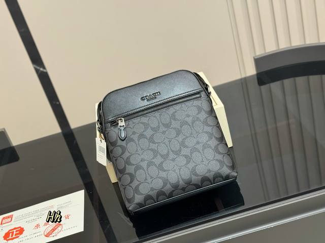 配盒 Size：23.27Cm 蔻驰男士邮差包 台湾进口牛皮 超高清五金Logo标志、 专用里内里 直男必备款。 这个必须种草！！