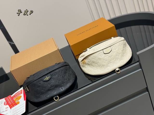 折叠盒加飞机盒 Lv 牛皮腰包 可用作腰包， 亦可单肩背挎或斜挎， 棉质帆布内衬 原单五金+原版皮料！ 尺寸：底宽20*上宽38*高16