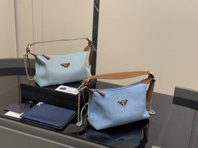 配盒 韩国订单 Size：25.16Cm 普拉达 Hobo便当 看到实物真的堪称完美！ 包装 设计超级方便和舒服！ 上身氛围感满满 随手一拎 就很有范儿