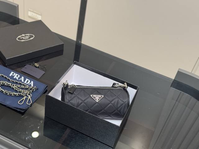 配盒 Size：21.10Cm 普拉达25Ss 新款圆桶包 圆圆小可爱，配长肩带！ 非常小巧时 实用又好看！！！