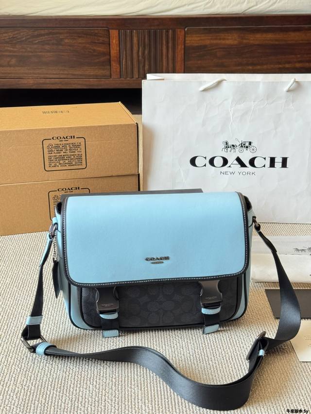 牛皮版本 Coach 新品｜Racer Family来袭新款 Racer Crossbody结合时尚造型与实用功能具有便利扣环闭合设计，包型经典，收纳空间充足，