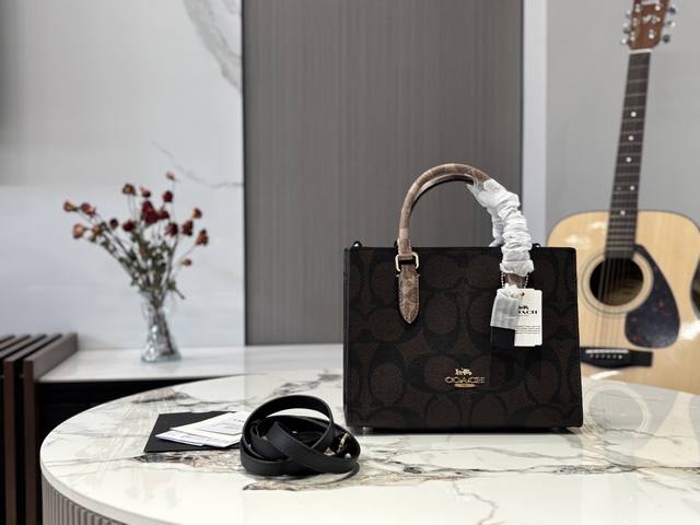 配礼盒蔻驰Coach Maggie Tote 托特包. 24春夏新品好看的造型，简约大气不失典雅和时尚的外观风格轻松驾驭多种场合和搭配风格经典戴妃包款式更是紧跟