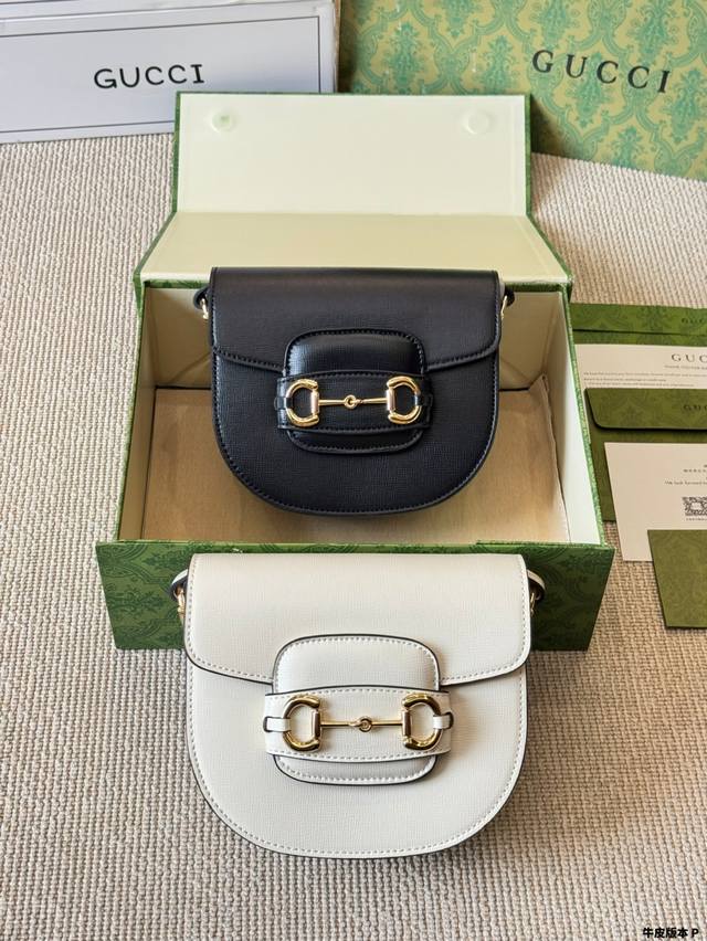 牛皮版本 Gucci 1955马衔扣包古驰经典款全新半圆设计 在Gucci所有典藏设计元素中,最出类拔萃之作非 马衔链 莫属了!从马术世界的双马蹬与马衔细节汲取 牛皮版本 Gucci 1955马衔扣包古驰经典款全新半圆设计 在Gucci所有典藏设计元素中,最出类拔萃之作非 马衔链 莫属了!从马术世界的双马蹬与马衔细节汲取