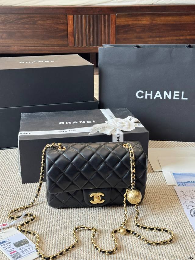 Chanel 小羊皮香奶奶 金球方胖子 New Arrival” 最美金球方胖子人间香奈儿 白富美小姐姐必备款 ■单独夸最让人挪不开眼 就是小金球了太高级~ 今
