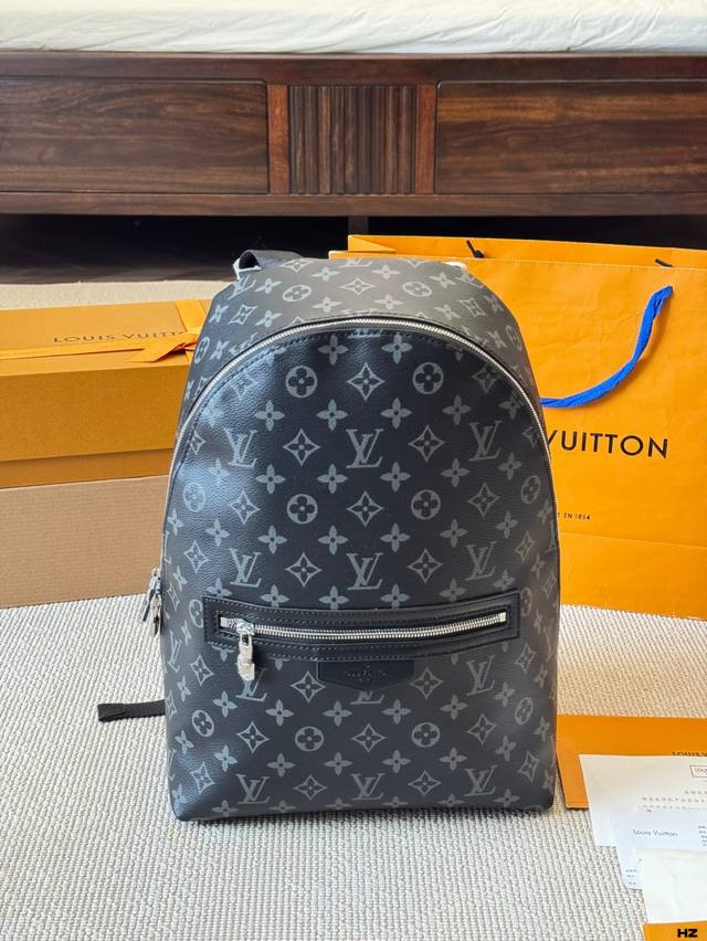 牛皮版本 Lv Discovery Slim男士双肩包 本款 Discovery Slim 双肩包取材 Monogram Eclipse 涂层帆布，为紧凑构型融