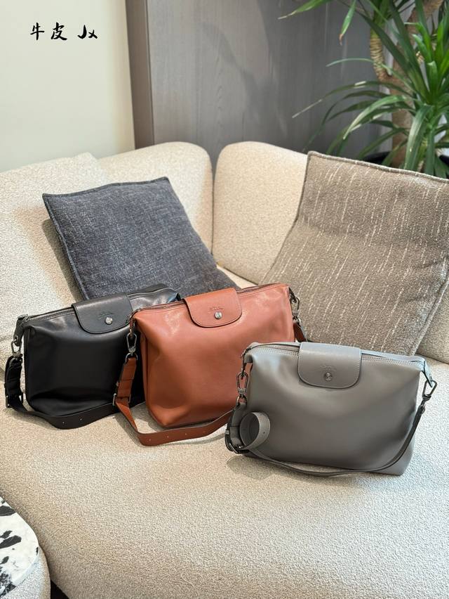 牛皮 珑骧Longchamp Hobo腋下包单肩托特包~ 枪灰五金,表面光滑厚重,光泽有质感 肩带加宽设计,可调节长短,更加方便,容量惊人,通勤必备神器,妈咪包 牛皮 珑骧Longchamp Hobo腋下包单肩托特包~ 枪灰五金,表面光滑厚重,光泽有质感 肩带加宽设计,可调节长短,更加方便,容量惊人,通勤必备神器,妈咪包