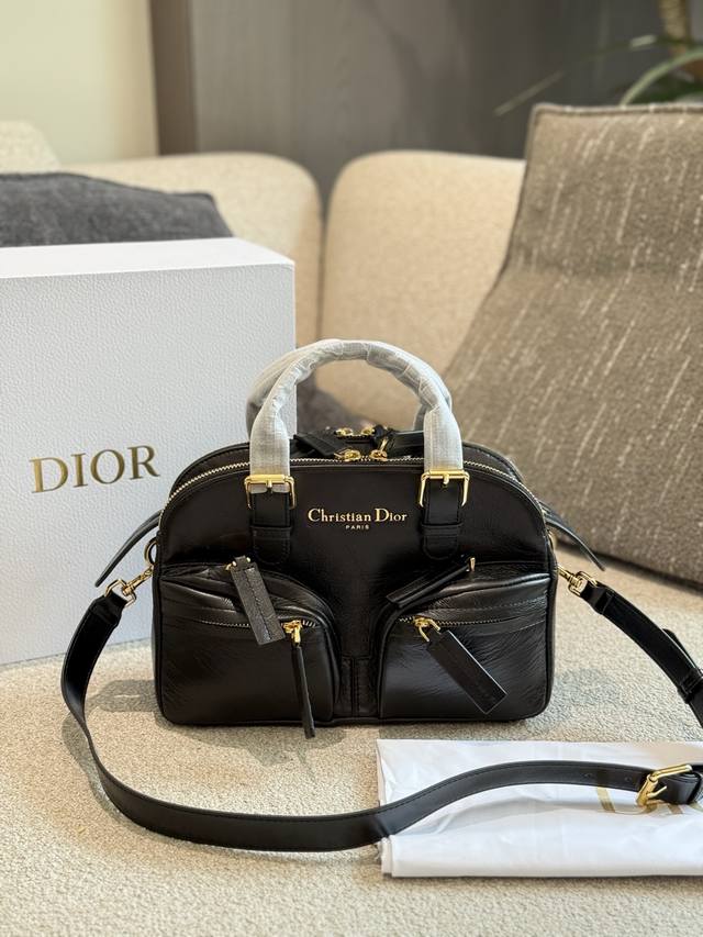 Dior最新款 Grand Tour保龄球包 这款Grand Tour保龄球包是本季新品，于迪奥二零二五春夏成衣系列发布秀精彩亮相，实用摩登的设计饰以精致的细节