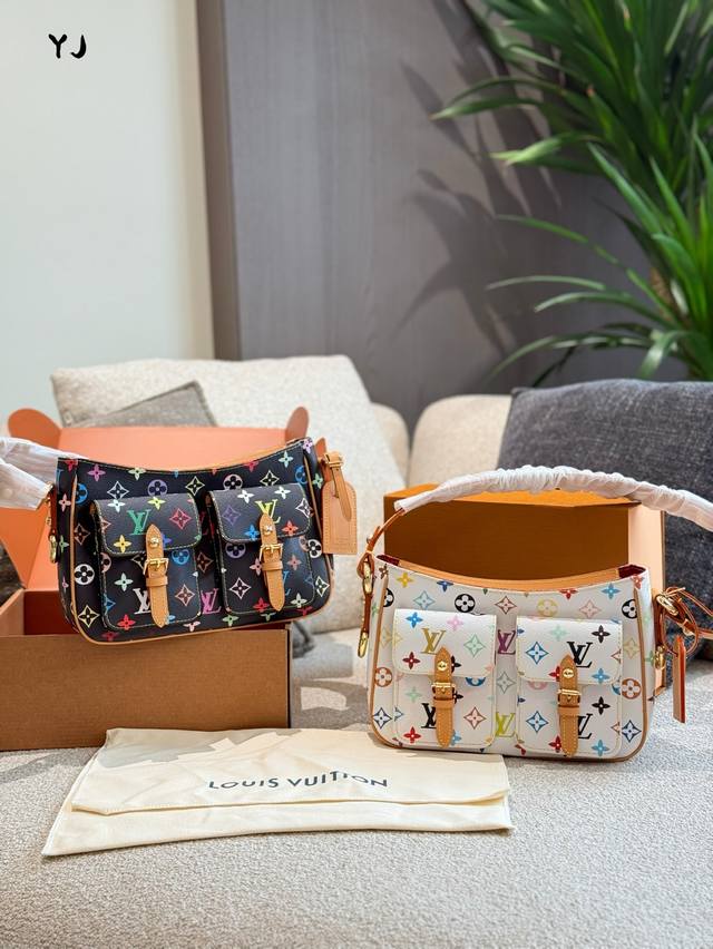 Lv白三彩 黑三彩双马鞍单肩包腋下包 绝版Lv可有不少好包，白三彩系列占有绝对的一席之地。这个系列是和艺术家村上隆合作的。 也是被不少朋友称之为最值得收藏的一个