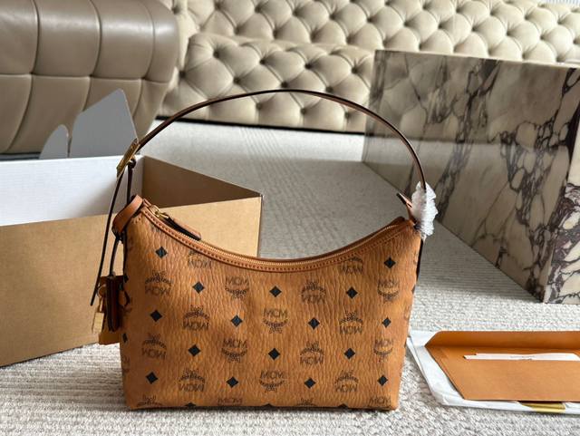 配盒配礼品袋 Size：27*15Cm 这也太好看了吧！ Mcm 新品 Hobo包 牛角包 Mcm 的新品牛角 真的是今年的王炸款 有两根肩带，多种背法， 最主