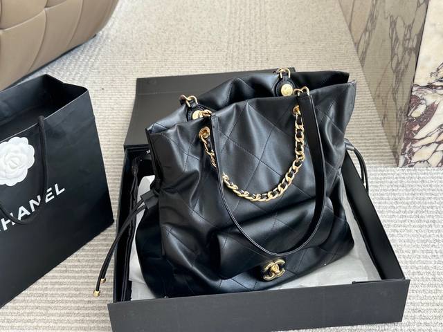 Chanel 新款来咯 低调有 内涵的实打实的人 气款来喽围 .,超实用的大号托特,材质超级耐用的四 简约大 气的纯色菱格纹真的很好搭配 日常使用也太方便了吧 Chanel 新款来咯 低调有 内涵的实打实的人 气款来喽围 .,超实用的大号托特,材质超级耐用的四 简约大 气的纯色菱格纹真的很好搭配 日常使用也太方便了吧