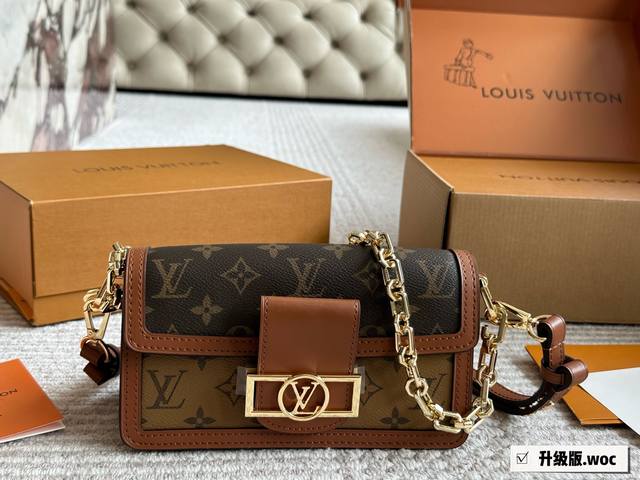 配盒 复刻版 Size： 21*13Cm 新尺寸 L家 达芙妮 配链条肩带 此款对版细节高质量 全面升级！！！ Lv24C最新版达芙妮上身炒鸡香啦 复古小巧可爱