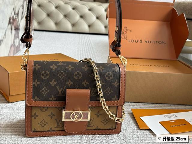 配盒 升级版 Size： 25*20Cm 大号 L家 达芙妮 配链条肩带 此款对版细节高质量 又改良五金！五金卡扣的增加 也更加稳固， 全面升级！！！