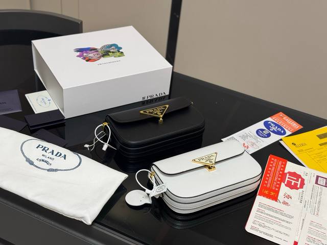 配折叠盒 Size：21.12Cm 给自己一个Prad 包包 普拉达新款Bingbing包 这款单肩带采用小牛皮， 配有织物长肩带可调节设计。 太完美啦！