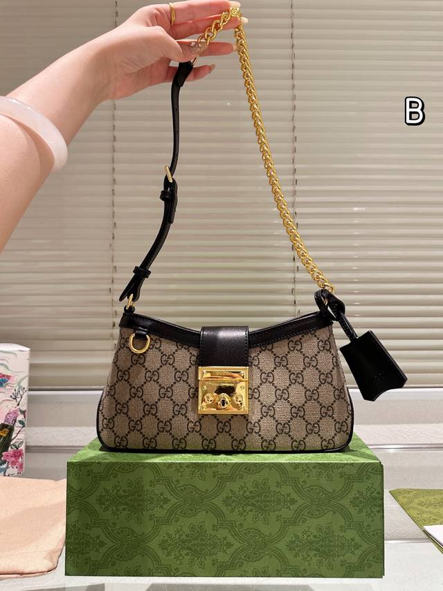 牛皮版本 升级 Padlock系列小号肩背包 G家这款小号肩背包以品牌手工行李箱工作室起源为灵 感来源,采用黑色和乌木色Gg Supreme帆布打造,亮眼呈现挂 牛皮版本 升级 Padlock系列小号肩背包 G家这款小号肩背包以品牌手工行李箱工作室起源为灵 感来源,采用黑色和乌木色Gg Supreme帆布打造,亮眼呈现挂