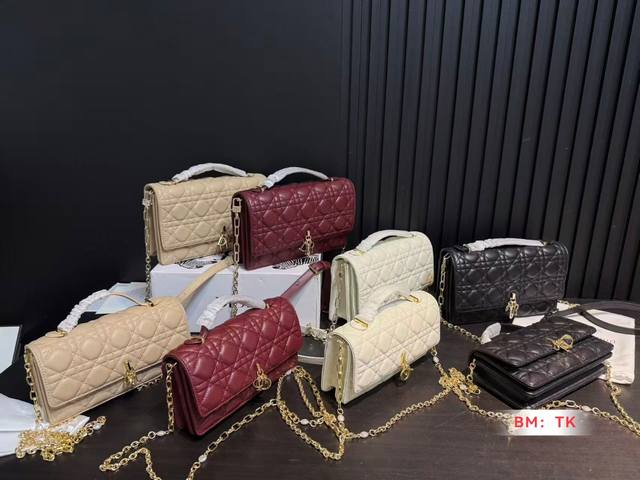 小号 大号 配折叠礼盒 新款漆皮Miss Dior包包 D家 Woc发财包 拿在手上和肩背都很简约大气哦！迪奥 尺寸：大号24*15 小号21*11