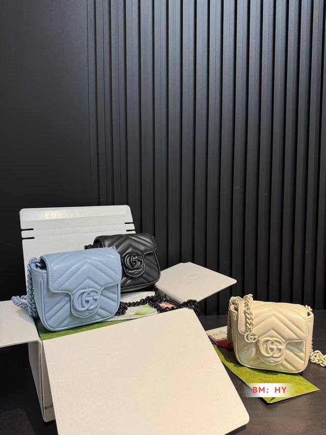 迷你 配折叠礼盒 Gucci Marmont 马蒙包 又A又飒 今年简直引领时尚最In元素，做了几年的红典款。质量一直在升级，口密集五金，完全对版专柜 尺寸 1