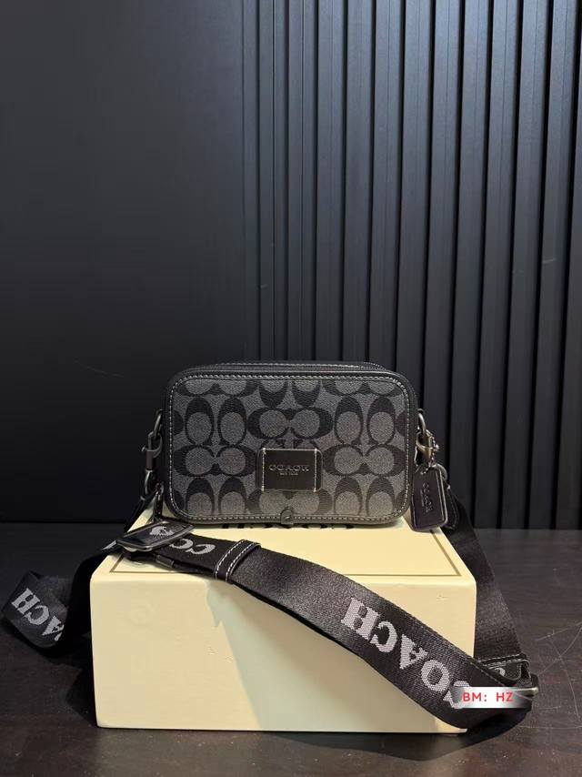 配折叠礼盒 Size：20*12Cm C家 新品黑色 男生都会喜欢的相机包！ 款式对于男生来说真的太友好了又能装又百搭 搜索蔻驰 Coach 男包