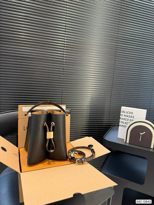 配飞机盒折叠盒子 Lv四叶草水桶 Bloom四叶草桶包手袋结合柔滑牛皮和 Monogram帆布饰边，以Monogram 花卉形状底座和莹亮金属件树立辨识度，于时